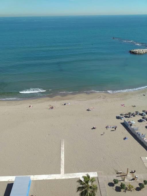 Seafront Apartment With Open-Air Heated Pool Фуeнхирола Екстериор снимка