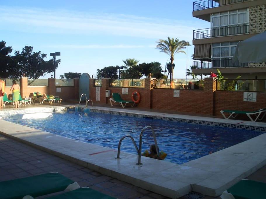Seafront Apartment With Open-Air Heated Pool Фуeнхирола Екстериор снимка
