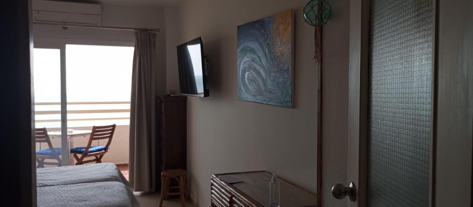 Seafront Apartment With Open-Air Heated Pool Фуeнхирола Екстериор снимка