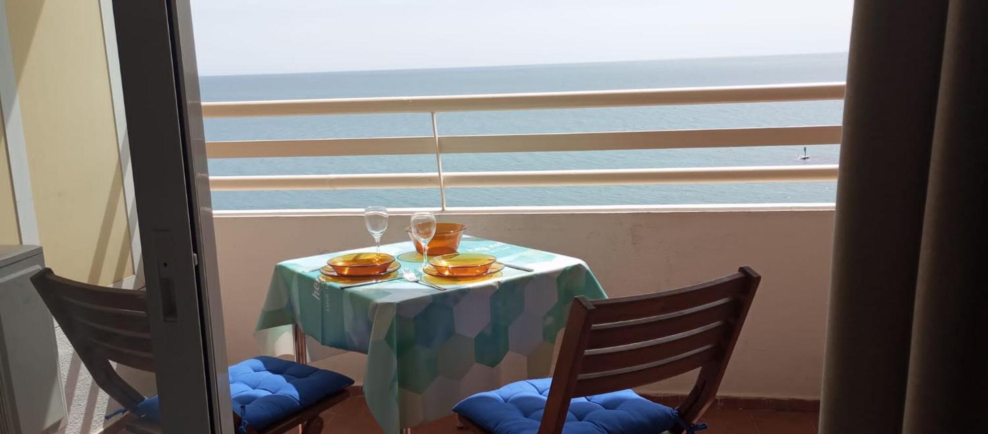 Seafront Apartment With Open-Air Heated Pool Фуeнхирола Екстериор снимка